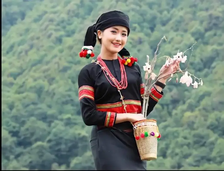 လာချိဒ် ဝတ်စုံ