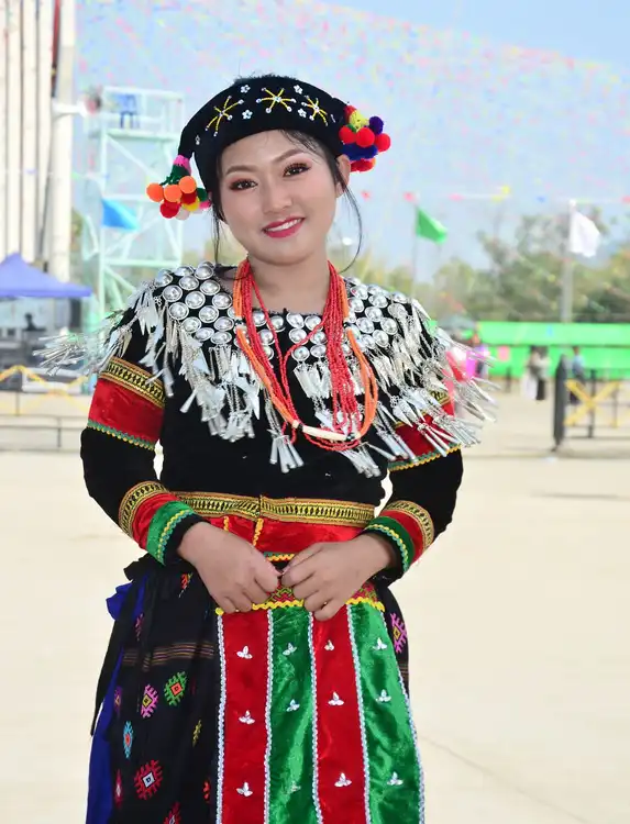 လာချိဒ်ဝတ်စုံ